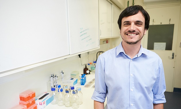 Image of Dr Garth Maker in laboratory