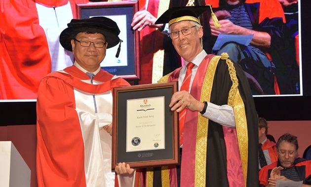 Dr Kwok Fook Seng and Murdoch University Chancellor Gary Smith