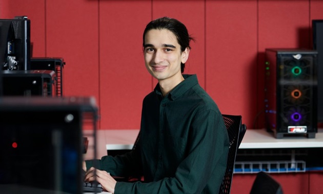 Murdoch University student sitting in computer lab