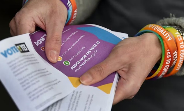 Person holding voting pamphlets for the referendum